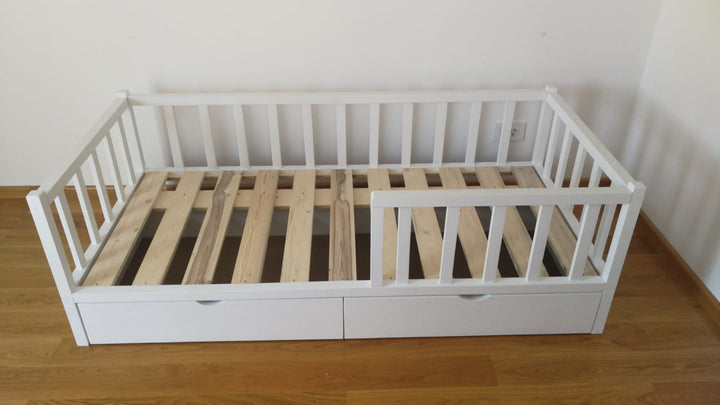 pat montessori cu sertare pentru copii