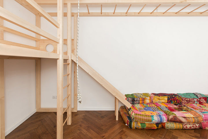 loc de joaca interior sau exterior din lemn cu tobogan incorporat pentru copii